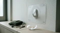 賃貸の粘着フックが落ちる…その前に。文具でできる“支え”の貼り方