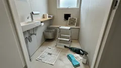 トイレのこもり感が消えない…原因は換気扇の中かも。安全に外して落とす基本